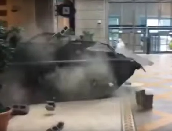 Танк се вряза в дубайски мол (Видео)