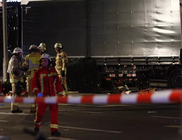 Неописуема паника след като камион прегази десетки в Стокхолм (ВИДЕО)