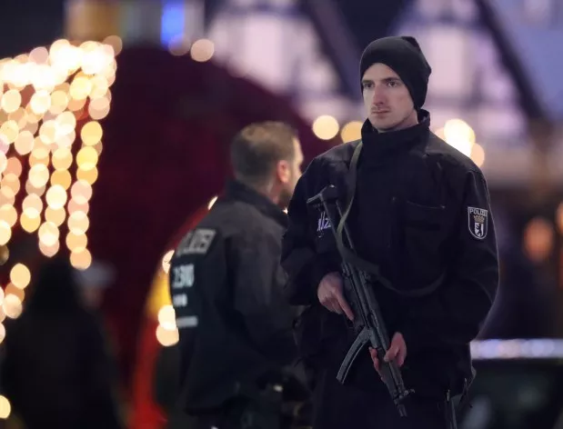 Полицаи с автомати ще охраняват новогодишните празненства в Берлин