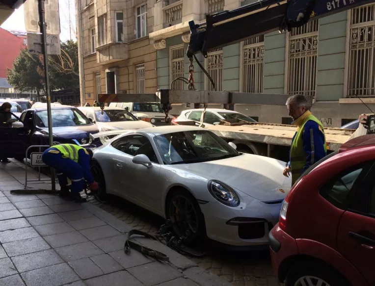 "Паркинги и гаражи" се осмели да вдигне тузарско Porsche за неправилно паркиране