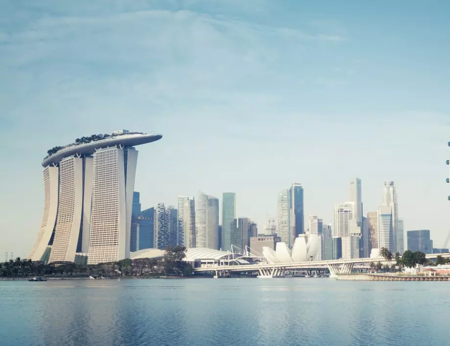 Сингапур дава помощ от 1 100 долара на всеки пълнолетен 