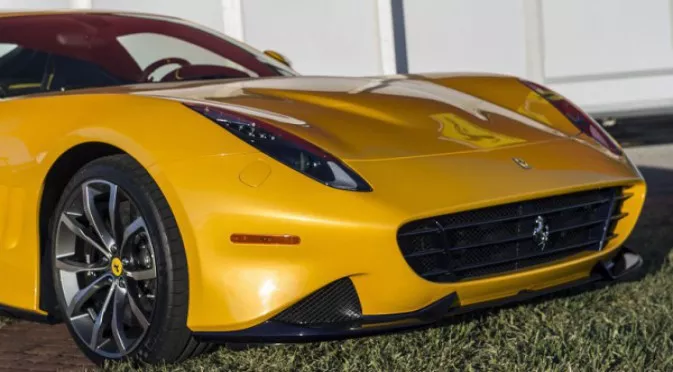 СНИМКА: Пол Погба яхна мощно жълто Ferrari