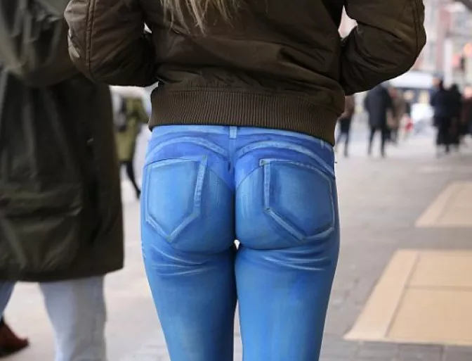 Жена се разходи из Лондон полугола, "носейки" нарисувани със спрей джинси (Видео)