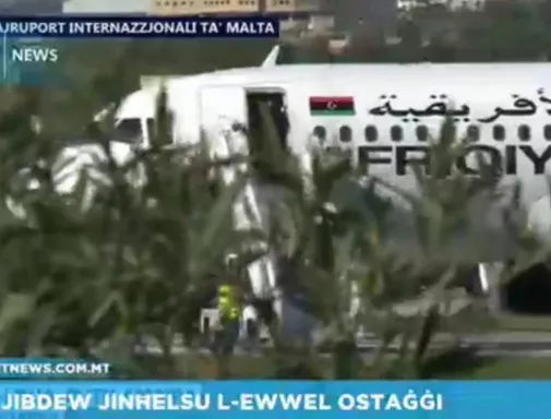 Всички жени и деца на борда на отвлечения либийски самолет са освободени (ВИДЕО)*