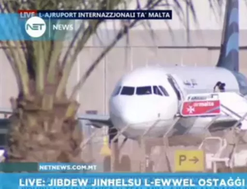 Похитителите на либийския самолет са се предали