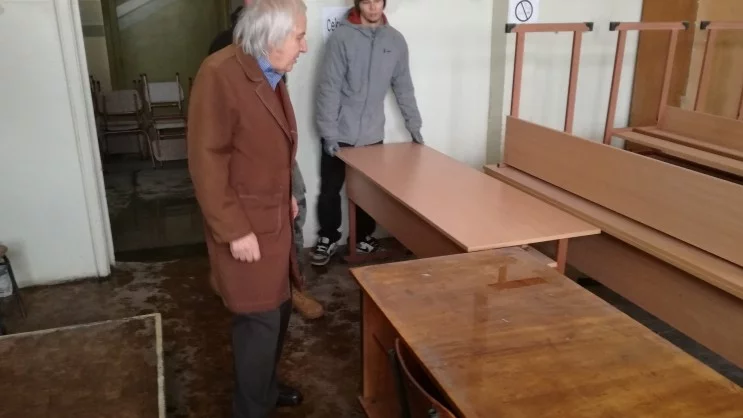 Наводнение в школата на физика Теодосий Теодосиев в Казанлък