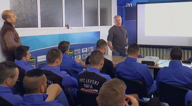 Урок за 7:2, Гунди и още история на Левски за играчите (ВИДЕО)