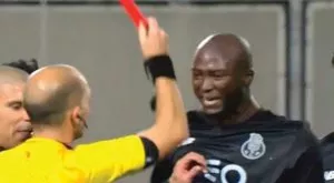 ВИДЕО: Съдия фаулира играч, но вместо да се извини му показа червен картон