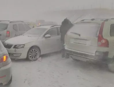 АМ „Хемус“ и пътят Варна – Добрич са затворени за движение заради снега
