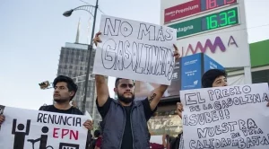 Масови протести в Мексико след поскъпването на бензина с 20%
