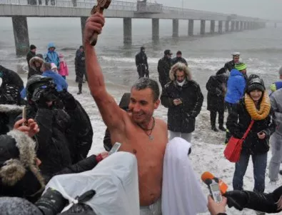 32-годишният Диян Янев извади Светия кръст от ледените бургаски води