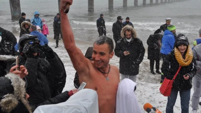 32-годишният Диян Янев извади Светия кръст от ледените бургаски води