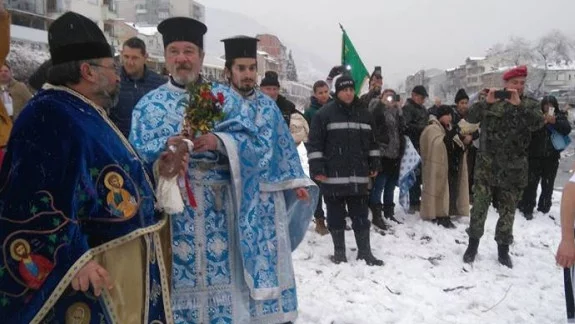 25-годишен студент от Асеновград отнесе Богоявленския кръст у дома