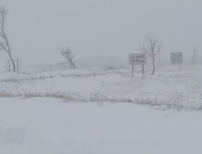 Силни ветрове и снегонавявания усложняват обстановката в Северна и Северозападна България