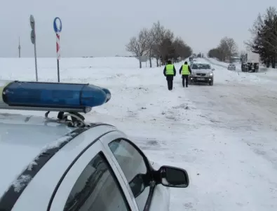 Обилен снеговалеж затвори пътя Русе-Бяла 