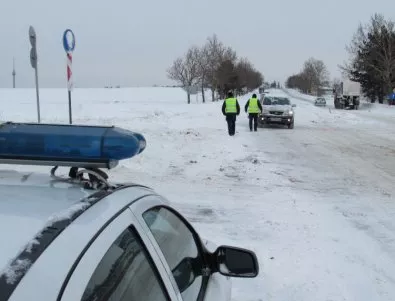 Заради снега: Спрени влакове, затворени пътища и бедствено положение на места