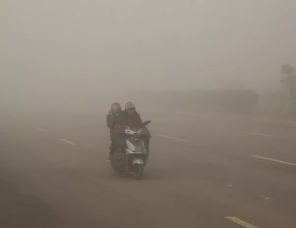 Пекин обяви син код за силно замърсяване на въздуха