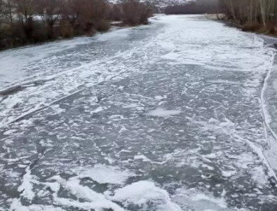 Река Струма замръзна