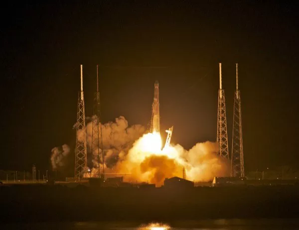 SpaceX отложи с денонощие изстрелването на голям сателит на Boeing