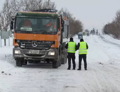 Снегът затвори пътища във Великотърновско