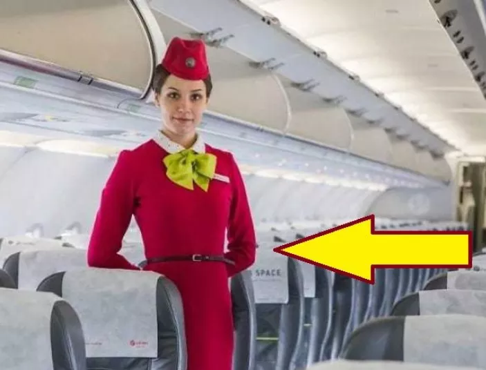Защо стюардесите държат ръцете си отзад, когато посрещат пътниците?