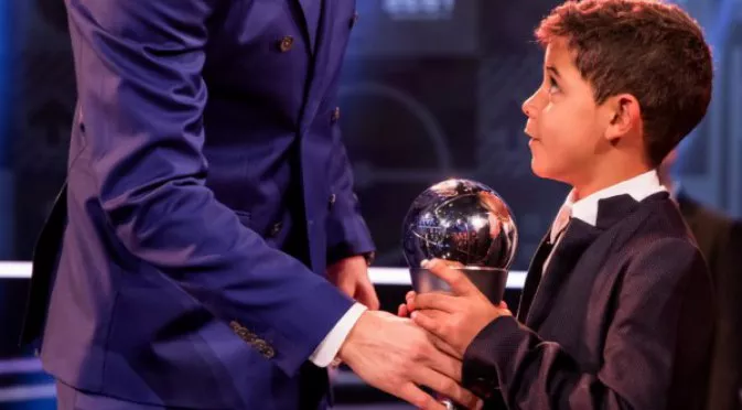 Синът на Роналдо по стъпките му: почна да печели трофеи