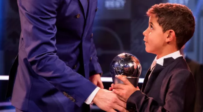 Кристиано пак се хвали с футболните умения на сина си (ВИДЕО)