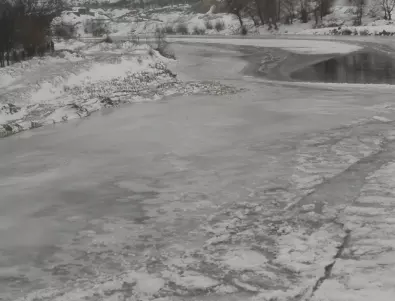 Замръзна река в Турция (ВИДЕО)