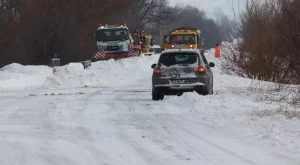1600 машини обработват пътищата в районите със снеговалеж