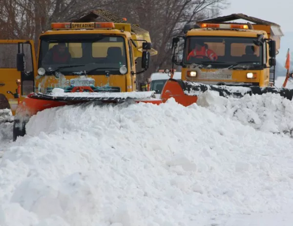 Над 600 машини чистят пътищата, силен вятър и снегонавявания в 4 области