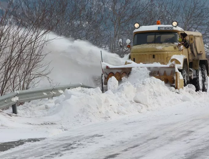 АПИ: Над 1600 машини обработват пътищата в районите със снеговалеж