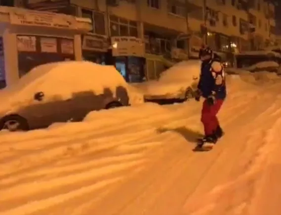 Сноуборд по улиците на Велико Търново (Видео)