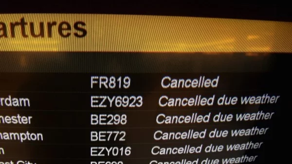 Отменени полети на летището в Пиза заради пожар