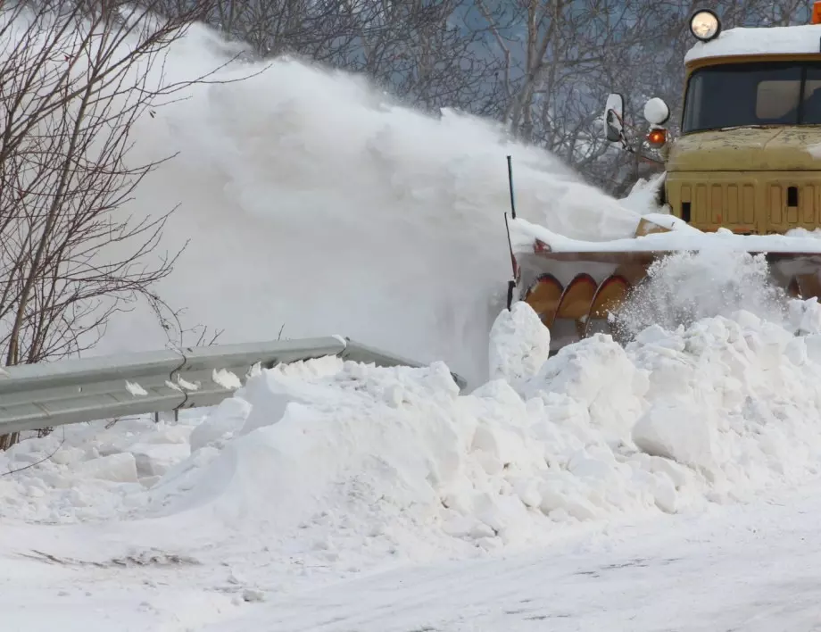Над 120 снегопочистващи машини обработват улиците в София