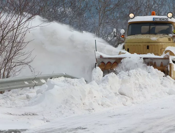 Военни помагат на населението в усложнената зимна обстановка в Сливен, Добрич и Бургас