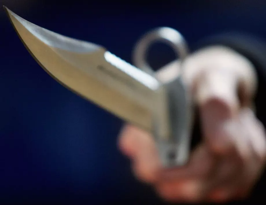 Мъж размаха нож на парижкото летище "Шарл дьо Гол", полицай го ликвидира