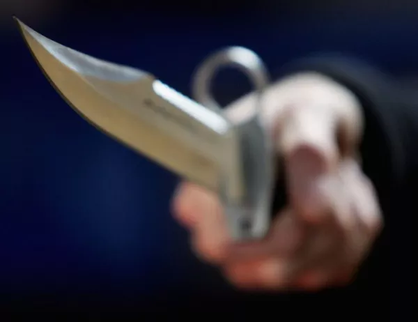 Меле в Благоевград: Неизвестни наръгаха с нож трима младежи пред дискотека