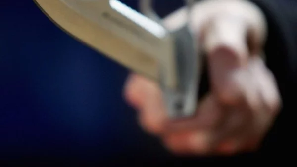 Въоръжен с нож мъж рани трима души в Хага