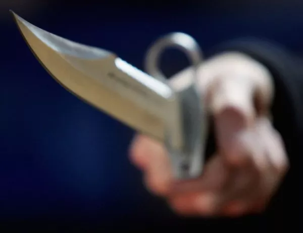 Японец уби един и рани двама с нож във влак