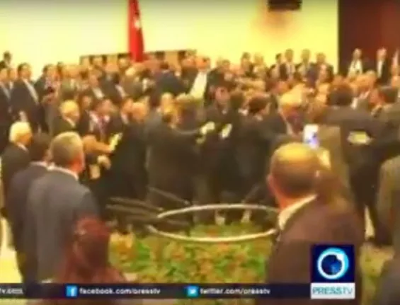 Масов бой в турския парламент заради конституционната реформа (Видео)