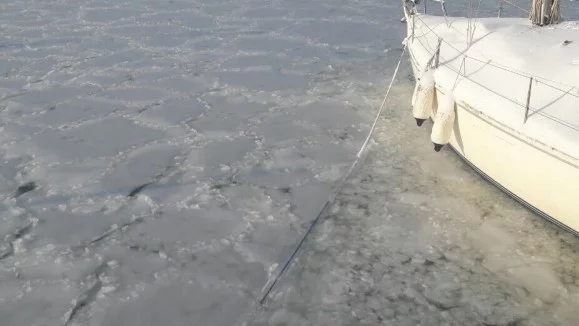 Морето край Бургас замръзна (СНИМКИ)