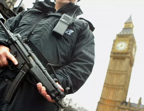 Лондонската полиция задържа непълнолетни, нападали хора с киселина