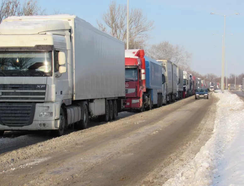 Ограничават движението на камиони заради силния снеговалеж