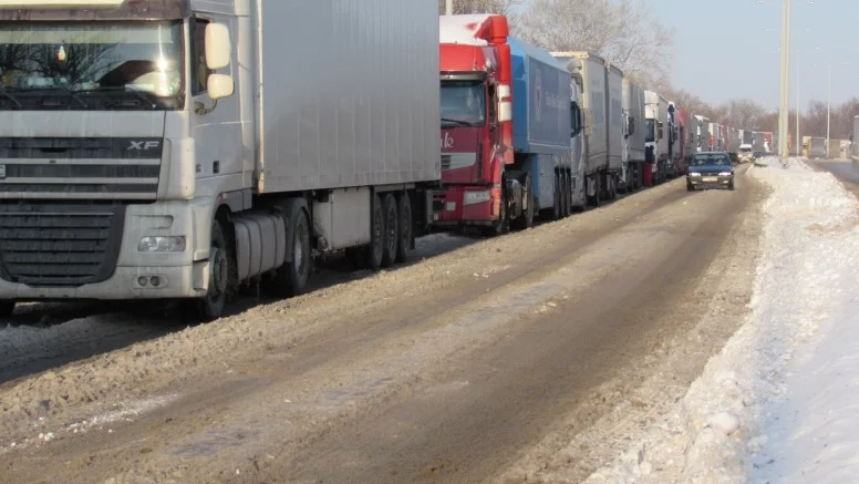 Ограничават движението на камиони заради силния снеговалеж