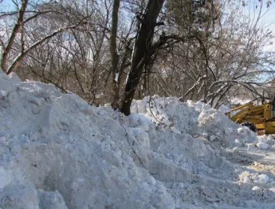 Армията продължава да помага за преодоляване на последствията от обилния снеговалеж