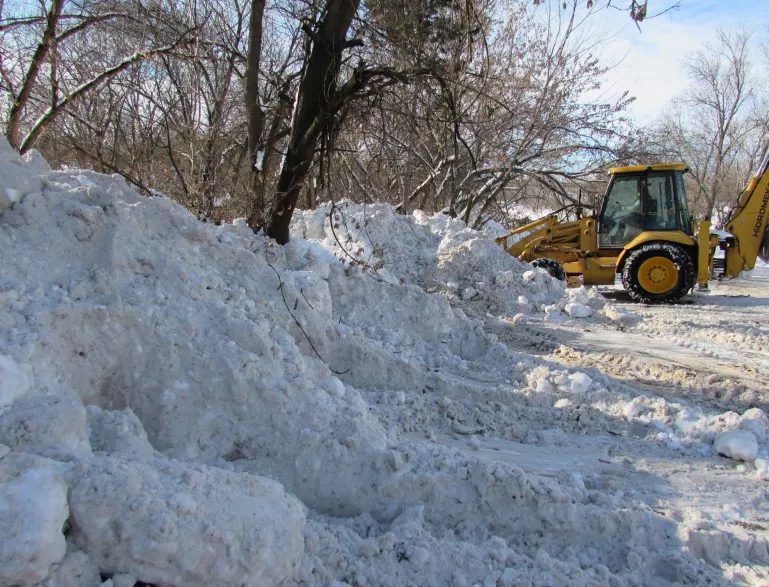 Две жертви взе зимата, студът и снегът затвориха училища в три общини