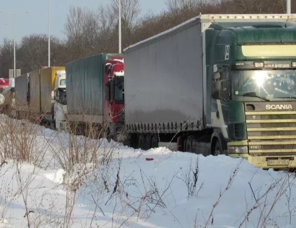 Заради очаквания снеговалеж спират камионите през Котленския проход