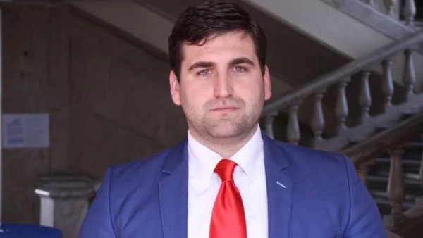 Поне на мен повечето позиции на президента се сформират в чужбина и се отстояват в София