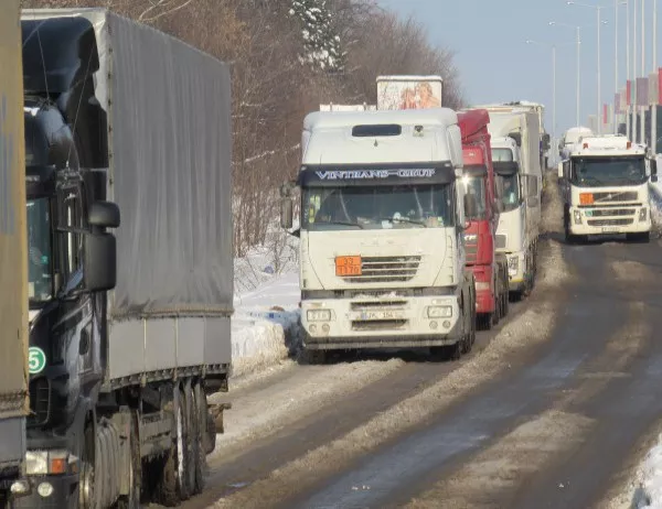 Заради снега Македония спря движението на камиони към българската граница
