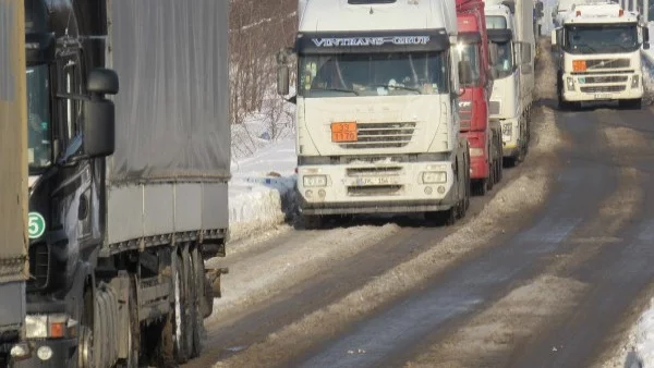 Заради снега Македония спря движението на камиони към българската граница